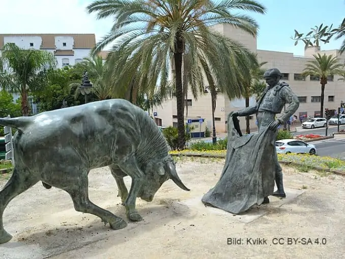 Denkmal vor der Stierkampfarena von Estepona